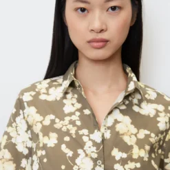 Marc O'Polo Short-sleeved Blouse With All-over Print In Paper Touch Poplin -Marc O'Polo Verkäufe 0a7603fc2d0f19596862199a178e99fe scaled