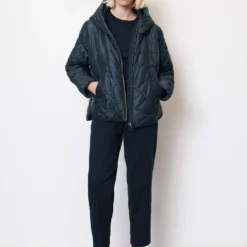 Marc O'Polo Relaxed Hooded Quilted Jacket In A Cape Style Made Of Recycled Ripstop Fabric 14 Marc O'Polo Relaxed Hooded Quilted Jacket In A Cape Style Made Of Recycled Ripstop Fabric -Marc O'Polo Verkäufe 0e0590053d31df16bb06fb5ca117a316 scaled