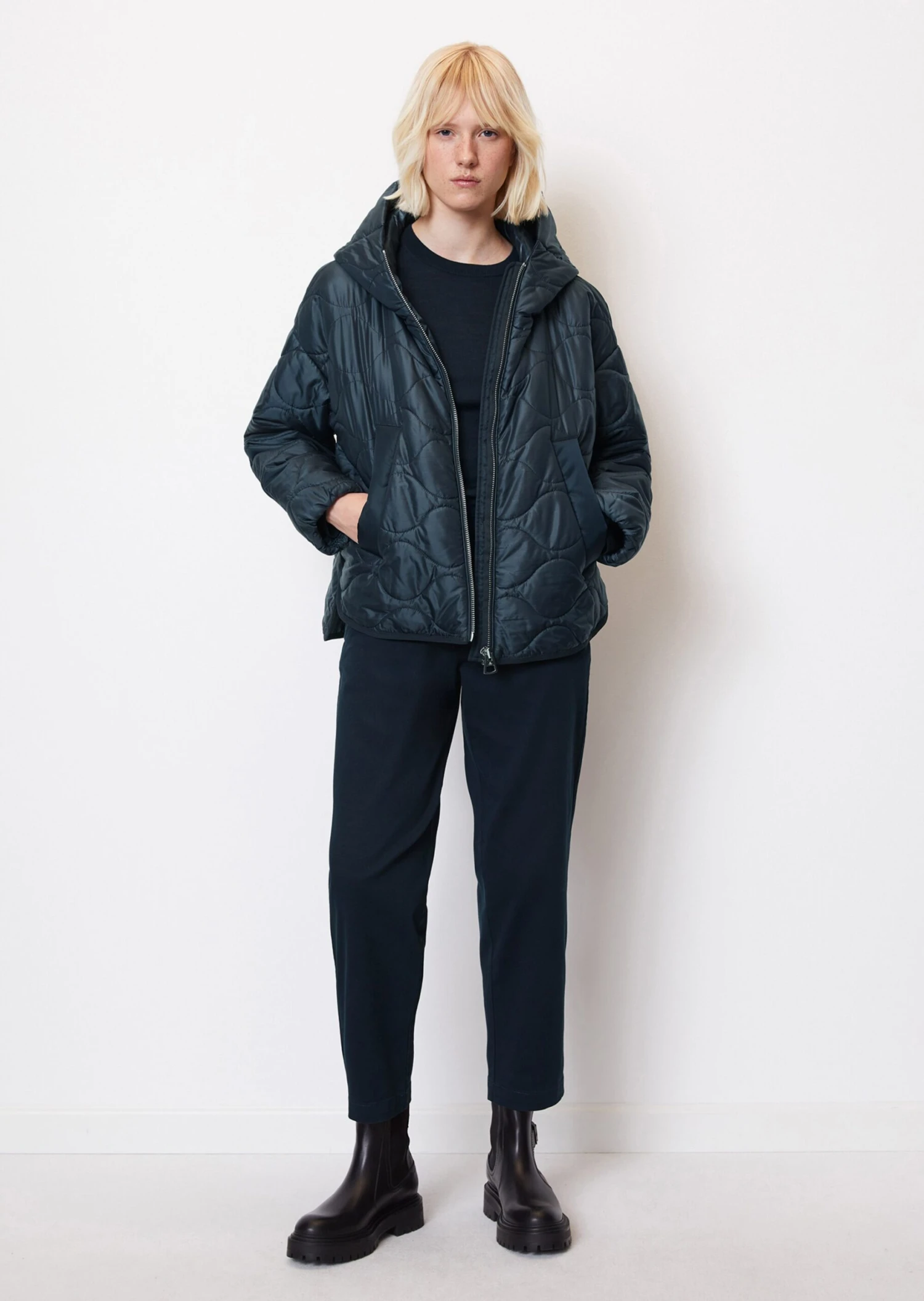 Marc O'Polo Relaxed Hooded Quilted Jacket In A Cape Style Made Of Recycled Ripstop Fabric 6 Marc O'Polo Relaxed Hooded Quilted Jacket In A Cape Style Made Of Recycled Ripstop Fabric – Bild 4