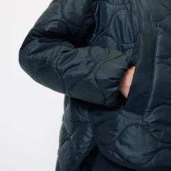 Marc O'Polo Relaxed Hooded Quilted Jacket In A Cape Style Made Of Recycled Ripstop Fabric 15 Marc O'Polo Relaxed Hooded Quilted Jacket In A Cape Style Made Of Recycled Ripstop Fabric -Marc O'Polo Verkäufe 0ee7b2d20dd8a69eaf3dad433111c6c7 scaled