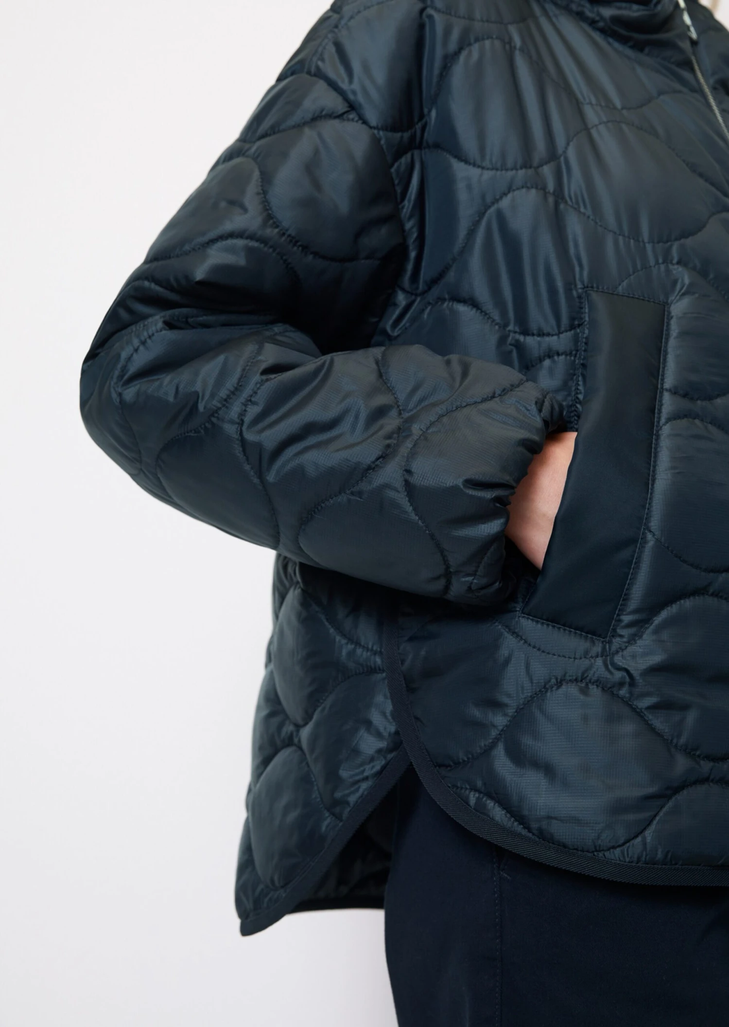 Marc O'Polo Relaxed Hooded Quilted Jacket In A Cape Style Made Of Recycled Ripstop Fabric 7 Marc O'Polo Relaxed Hooded Quilted Jacket In A Cape Style Made Of Recycled Ripstop Fabric – Bild 5