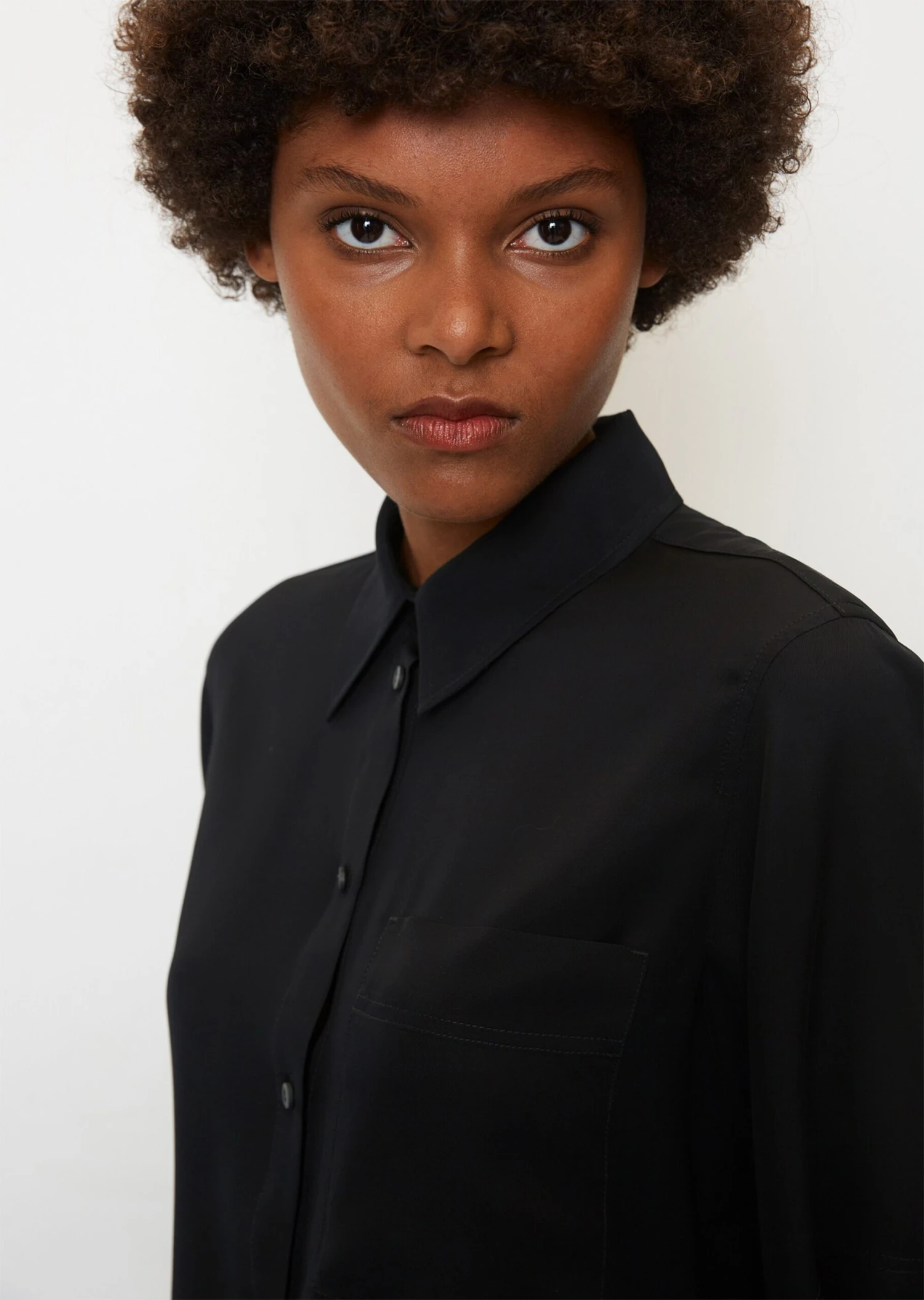 Marc O'Polo Flowing Short-sleeved Blouse Made From Viscose Twill 7 Marc O'Polo Flowing Short-sleeved Blouse Made From Viscose Twill – Bild 5