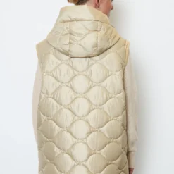 Marc O'Polo Cape Style Quilted Vest Relaxed Made From Recycled Polyester -Marc O'Polo Verkäufe 302933fdd58754a404950bddef558ae3 scaled