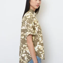 Marc O'Polo Short-sleeved Blouse With All-over Print In Paper Touch Poplin -Marc O'Polo Verkäufe 32514a612245d9922dc2556e869158ea scaled