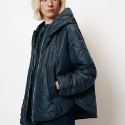 Marc O'Polo Relaxed Hooded Quilted Jacket In A Cape Style Made Of Recycled Ripstop Fabric 12 Marc O'Polo Relaxed Hooded Quilted Jacket In A Cape Style Made Of Recycled Ripstop Fabric -Marc O'Polo Verkäufe 3fce25fee78c457db62e34e29480bf0f 1 scaled