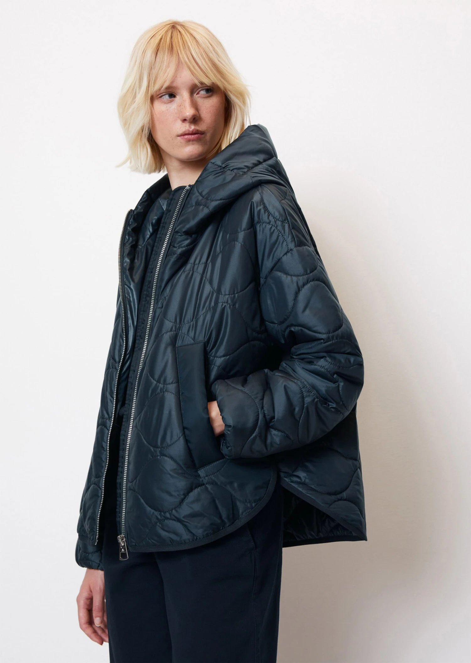 Marc O'Polo Relaxed Hooded Quilted Jacket In A Cape Style Made Of Recycled Ripstop Fabric 3 Marc O'Polo Relaxed Hooded Quilted Jacket In A Cape Style Made Of Recycled Ripstop Fabric