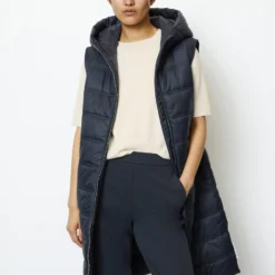 Marc O'Polo Lightweight Hooded Quilted Body Warmer With Recycled Materials -Marc O'Polo Verkäufe 4f17e685f9b5a1305b83fe40e5b23b81 1 scaled