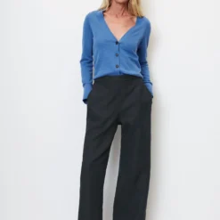 Marc O'Polo Fine Knit V-neck Cardigan Made Of A Blend Of Organic Cotton And Linen -Marc O'Polo Verkäufe 56d9d0342aeaccefc70c802c6aac528c scaled