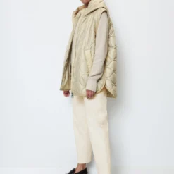 Marc O'Polo Cape Style Quilted Vest Relaxed Made From Recycled Polyester -Marc O'Polo Verkäufe 66ee5614f3a6ca5889c7ca769ea96e19 1 scaled