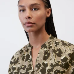 Marc O'Polo Blouse With All-over Print Made Of Paper Touch Poplin -Marc O'Polo Verkäufe 6dd8f78c41d9642a5a8c85f119c57039 scaled