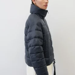 Marc O'Polo Cropped Padded Puffer Jacket With A Water-resistant Surface -Marc O'Polo Verkäufe 7361c5f73f82350da3e944c90ea068d3 scaled