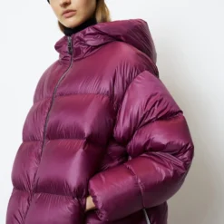 Marc O'Polo Down Jacket Relaxed Made From Recycled Shiny Nylon -Marc O'Polo Verkäufe 7efbe5de5892534e127e71eeb25ff33b 1 scaled