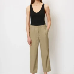 Marc O'Polo Finely Ribbed Top With A V-neckline Made Of Blended Viscose -Marc O'Polo Verkäufe 817e58ea0826da64d1c7946dc4c66a19 scaled