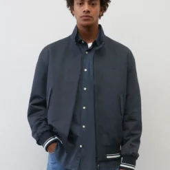 Marc O'Polo Bomber Jacket In A Regular Fit With A Stand-up Collar -Marc O'Polo Verkäufe 81a3c5490035453a65b3e518ed9ad2ee scaled