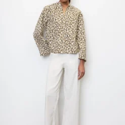 Marc O'Polo V-neck Blouse With An All-over Print Made Of Paper Touch Poplin 14 Marc O'Polo V-neck Blouse With An All-over Print Made Of Paper Touch Poplin -Marc O'Polo Verkäufe a072e90a451a4aa64a7a5f8868ff98a9 scaled