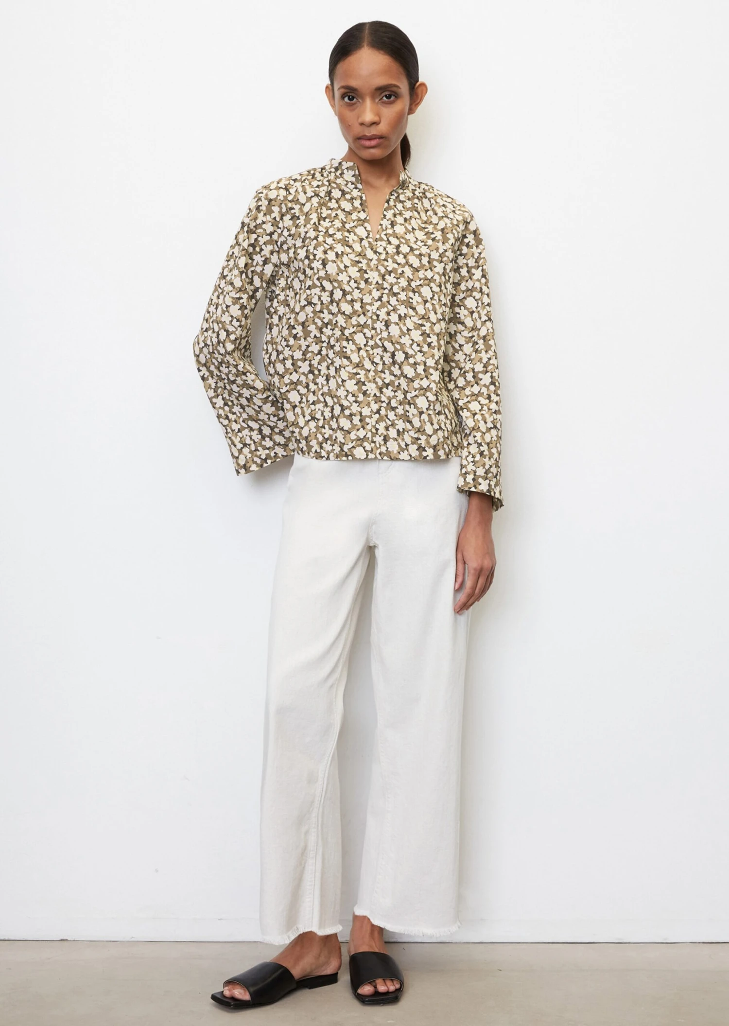 Marc O'Polo V-neck Blouse With An All-over Print Made Of Paper Touch Poplin 6 Marc O'Polo V-neck Blouse With An All-over Print Made Of Paper Touch Poplin – Bild 4