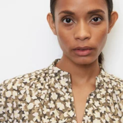 Marc O'Polo V-neck Blouse With An All-over Print Made Of Paper Touch Poplin 15 Marc O'Polo V-neck Blouse With An All-over Print Made Of Paper Touch Poplin -Marc O'Polo Verkäufe bb18096dd1745efd7d0c0de3d5683a5b scaled