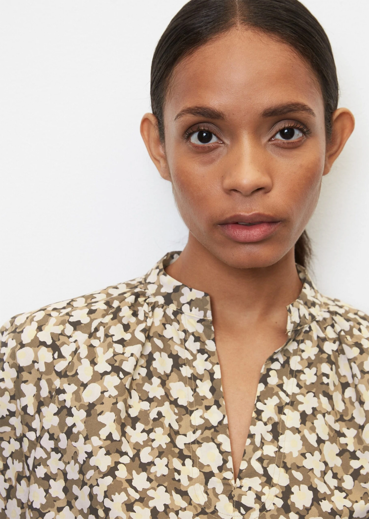 Marc O'Polo V-neck Blouse With An All-over Print Made Of Paper Touch Poplin 7 Marc O'Polo V-neck Blouse With An All-over Print Made Of Paper Touch Poplin – Bild 5