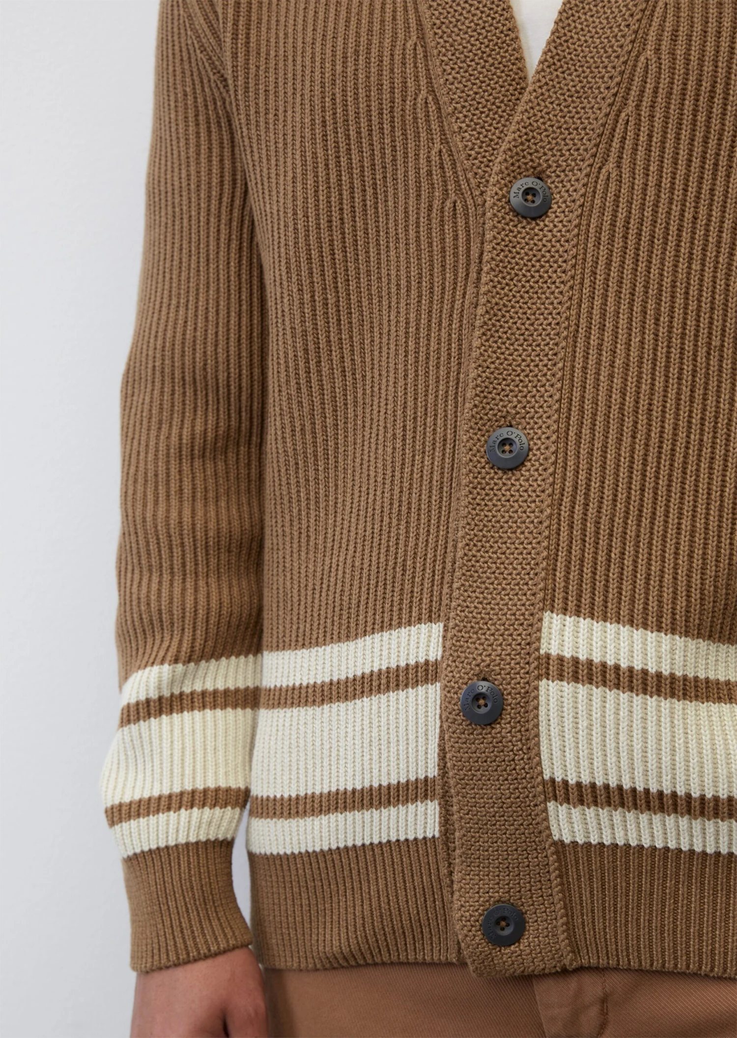 Marc O'Polo V-neck Cardigan, Relaxed Fit Made Of An Organic Cotton And New Wool Blend 7 Marc O'Polo V-neck Cardigan, Relaxed Fit Made Of An Organic Cotton And New Wool Blend – Bild 5