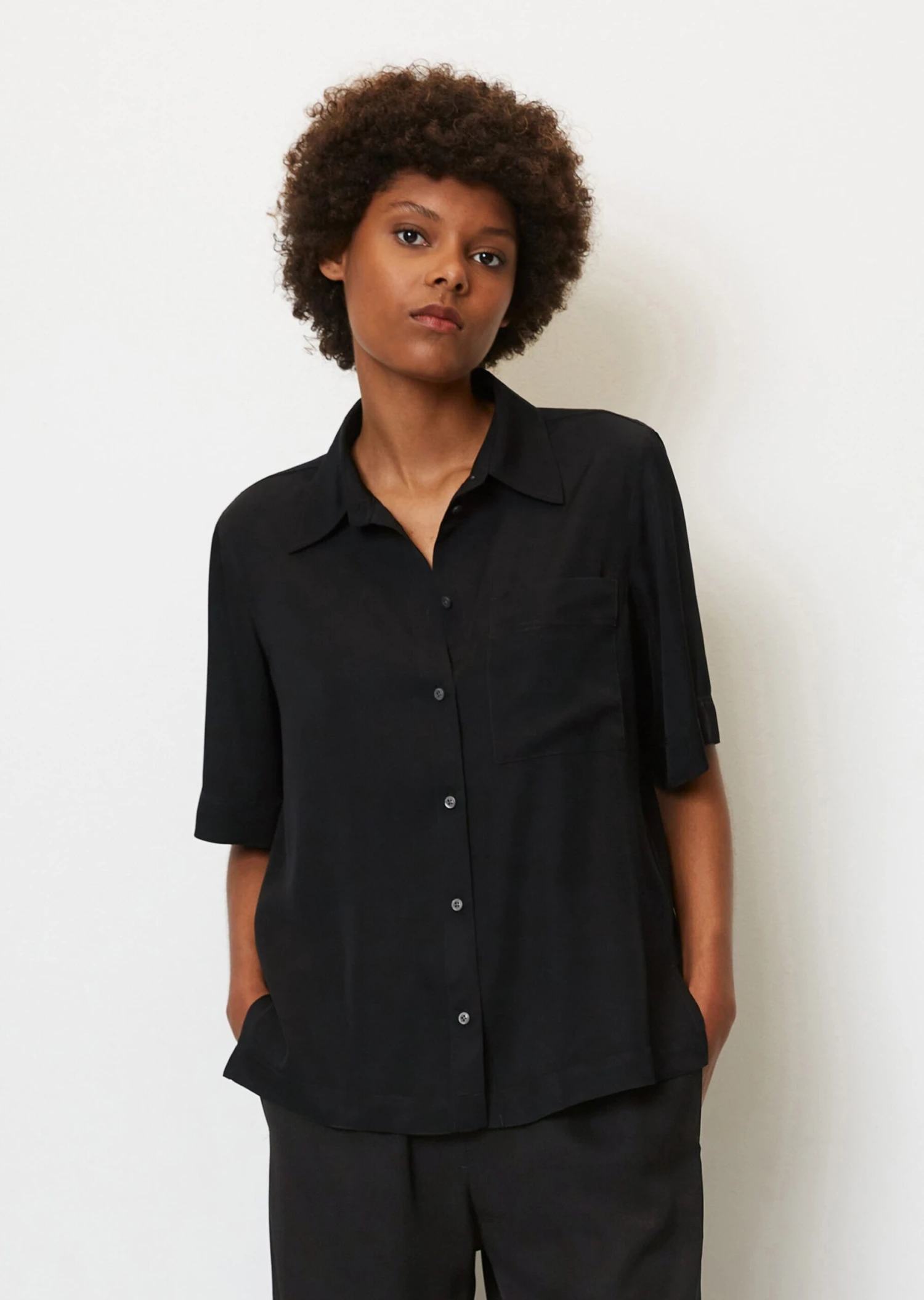 Marc O'Polo Flowing Short-sleeved Blouse Made From Viscose Twill 6 Marc O'Polo Flowing Short-sleeved Blouse Made From Viscose Twill – Bild 4
