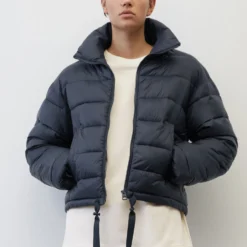 Marc O'Polo Cropped Padded Puffer Jacket With A Water-resistant Surface -Marc O'Polo Verkäufe d3f13f708fc6618f3fa07efea24c2d24 scaled
