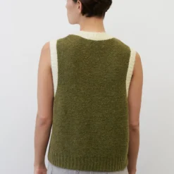 Marc O'Polo Landscape V-neck Sleeveless Jumper In A Soft Blend Of New Wool And Alpaca Wool -Marc O'Polo Verkäufe d8101e16b2d855db0c41a18fe2a76117 scaled