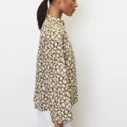 Marc O'Polo V-neck Blouse With An All-over Print Made Of Paper Touch Poplin 16 Marc O'Polo V-neck Blouse With An All-over Print Made Of Paper Touch Poplin -Marc O'Polo Verkäufe e86e70e343ca826675cd1aaf505b4b87 scaled