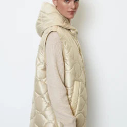 Marc O'Polo Cape Style Quilted Vest Relaxed Made From Recycled Polyester -Marc O'Polo Verkäufe ebbb13a2cf9c730176608705f0cdb5d7 scaled