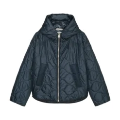 Marc O'Polo Relaxed Hooded Quilted Jacket In A Cape Style Made Of Recycled Ripstop Fabric 18 Marc O'Polo Relaxed Hooded Quilted Jacket In A Cape Style Made Of Recycled Ripstop Fabric -Marc O'Polo Verkäufe eee93453ac01dcce349f4921df4ff765 scaled