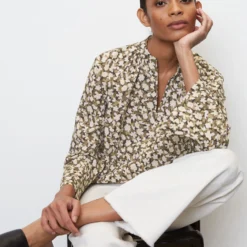 Marc O'Polo V-neck Blouse With An All-over Print Made Of Paper Touch Poplin 12 Marc O'Polo V-neck Blouse With An All-over Print Made Of Paper Touch Poplin -Marc O'Polo Verkäufe f20f59dd6ed21cd66924166ea2fe03d1 1 scaled