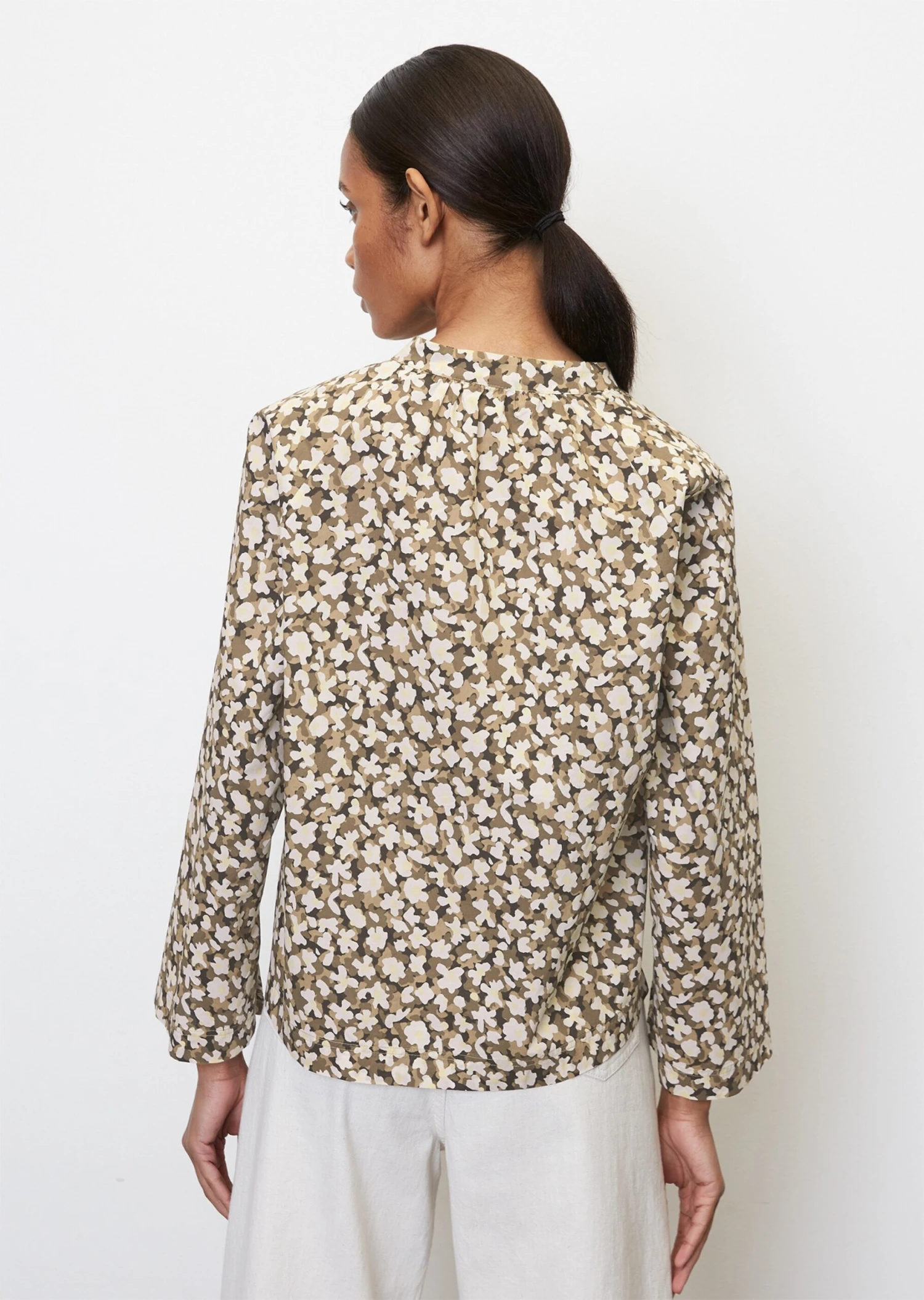 Marc O'Polo V-neck Blouse With An All-over Print Made Of Paper Touch Poplin 5 Marc O'Polo V-neck Blouse With An All-over Print Made Of Paper Touch Poplin – Bild 3